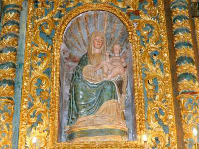 ...e reca al centro una statua lapidea coeva della Vergine col Bambino